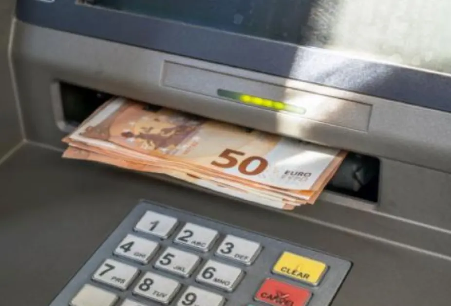 Банковите карти ще работят с кратко прекъсване по празниците