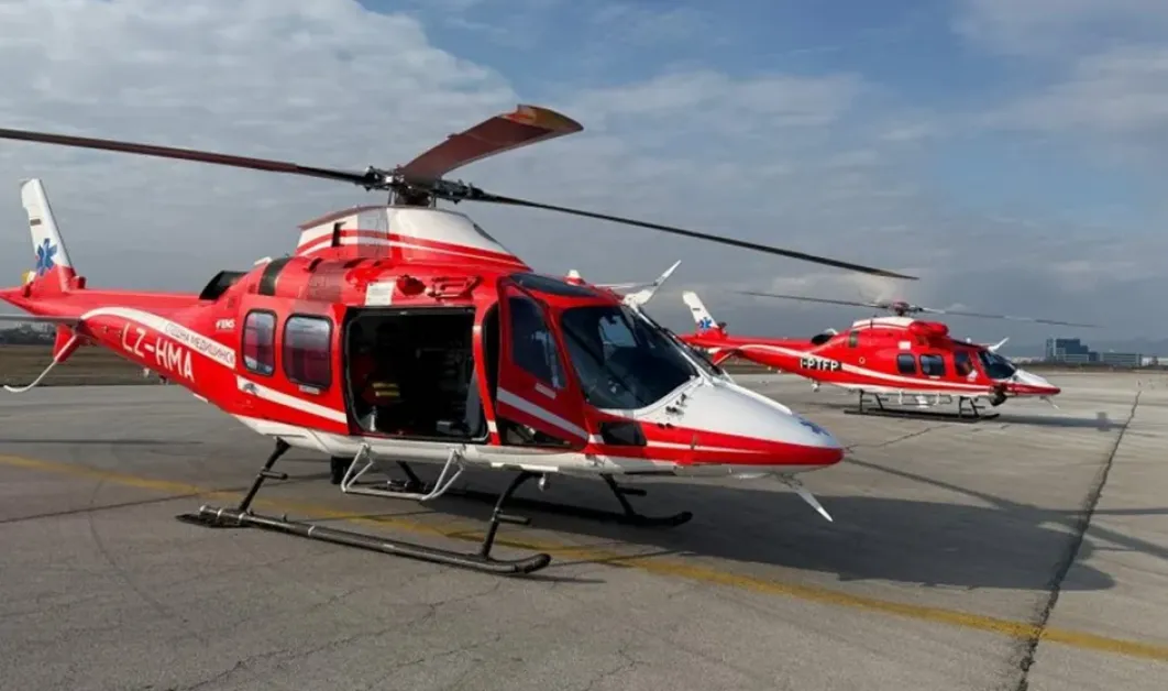 Хеликоптер транспортира млад мъж за спешна мозъчна операция