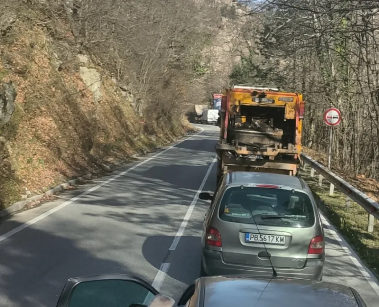 Километрична опашка на пътя Асеновград - Смолян СНИМКИ