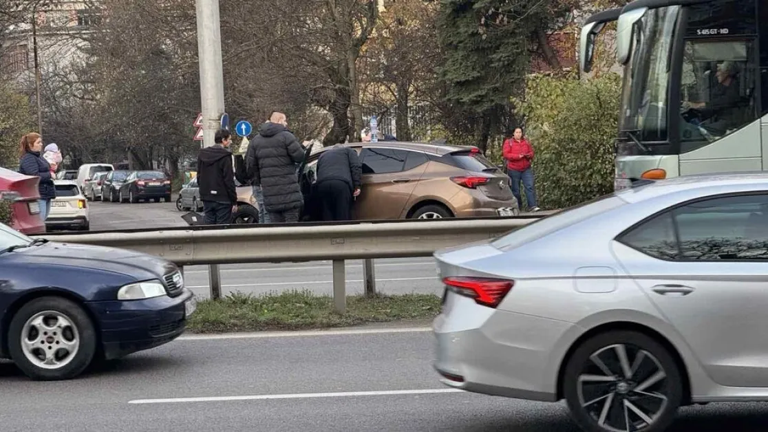 Кола се вряза в стълб в София СНИМКИ