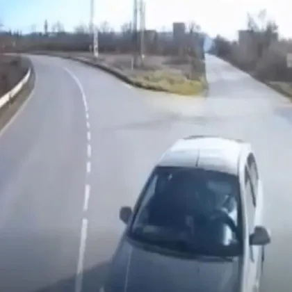 Кадри от фрапираща катастрофа между автомобил и тежкотоварен камион станала