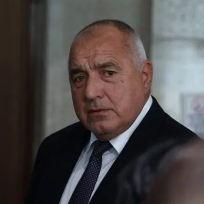 Спирам да се съобразявам и мълчаливо да приемам всякакви безумни