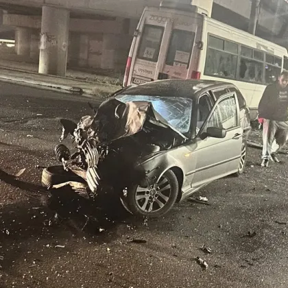 Най малко 10 ранени при тежка катастрофа между лека автомобил и