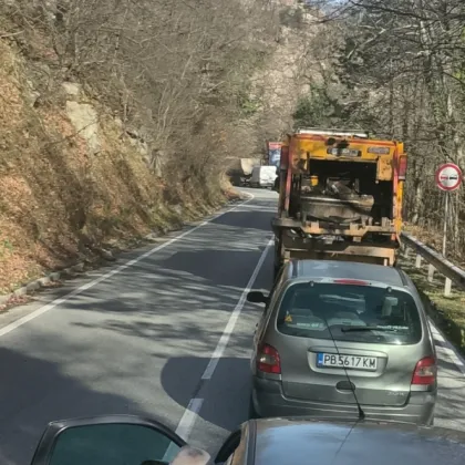 Километрична опашка се образува на пътя Асеновград Смолян Шофьори