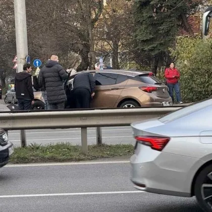 Кола се вряза в стълб в София СНИМКИ