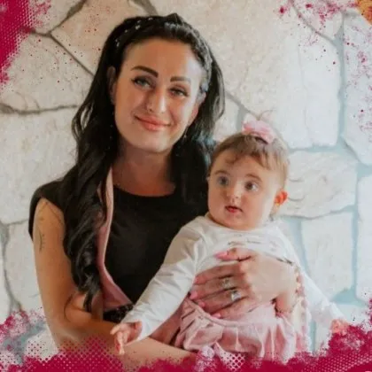 Биляна е на 36 години Нежна усмихната жена която държи