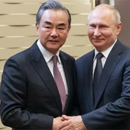 Съвпадение? Външният министър на Китай пристигна в Москва едновременно с Уиткоф