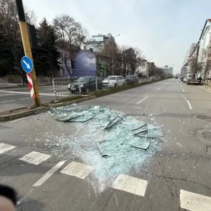 Столичани предупредиха за ситуация от оживено кръстовище Стъклопакет е паднал от