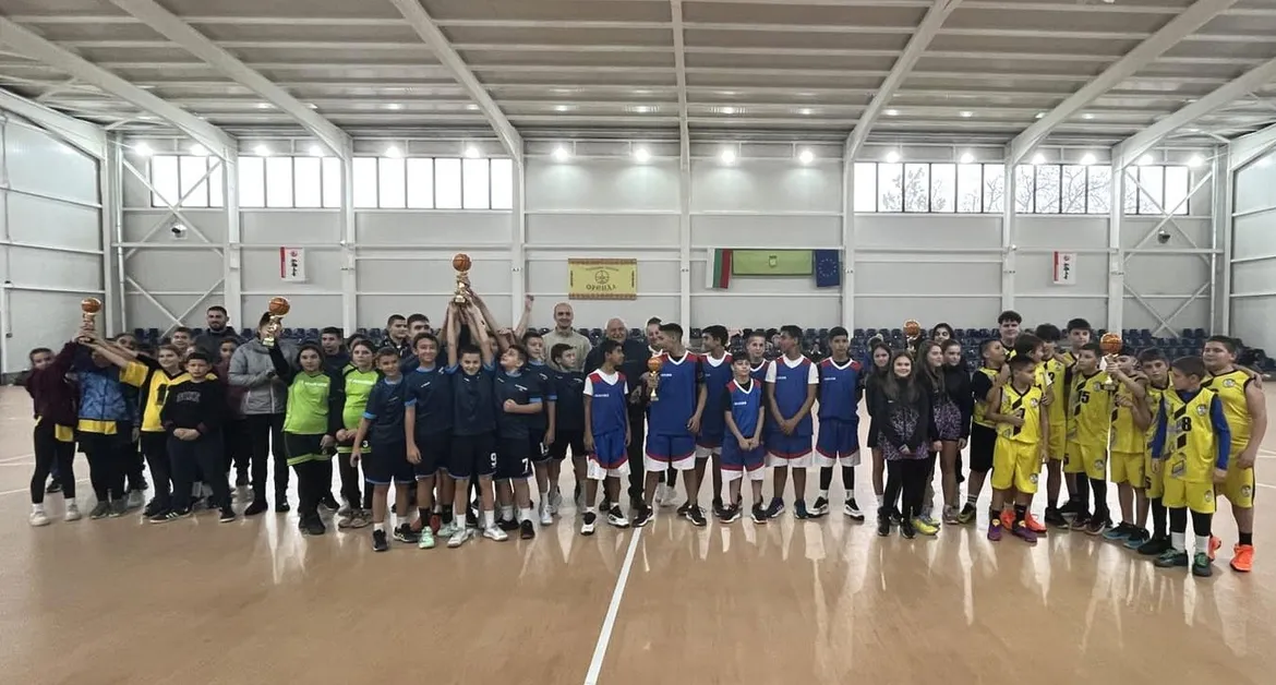 Момичетата и момчетата от Рогош триумфираха в първенството по баскетбол на Община Марица