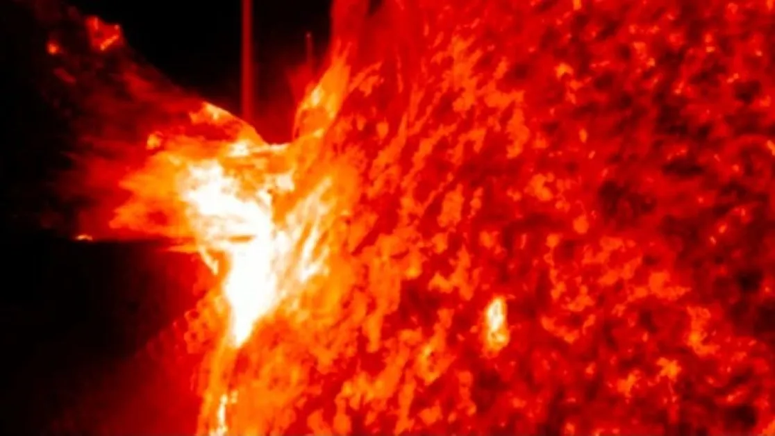 Мощно слънчево изригване от клас X удари Слънцето, пострада цял континент