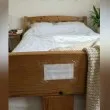 Двойка в ступор: откриха любопитен надпис на леглото в квартирата си СНИМКИ