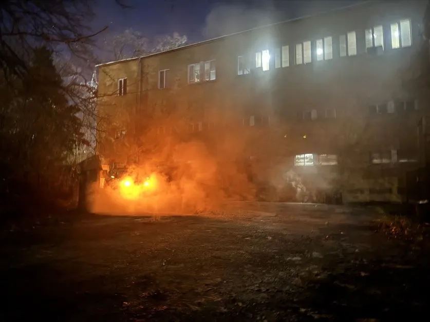 Вижте СНИМКИ на повредения колектор, който остави протестиращите в София без осветление