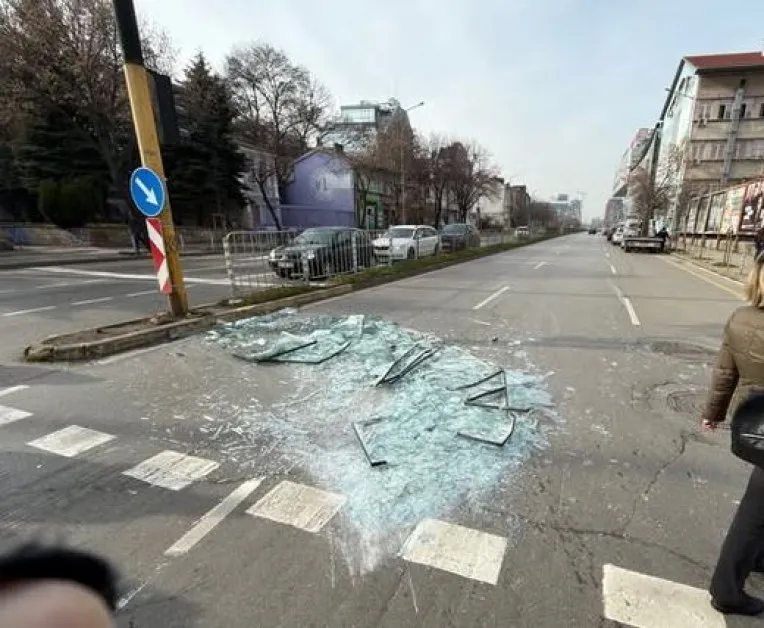 Внимавайте! Стъклопакет се изсипа на столично кръстовище СНИМКА