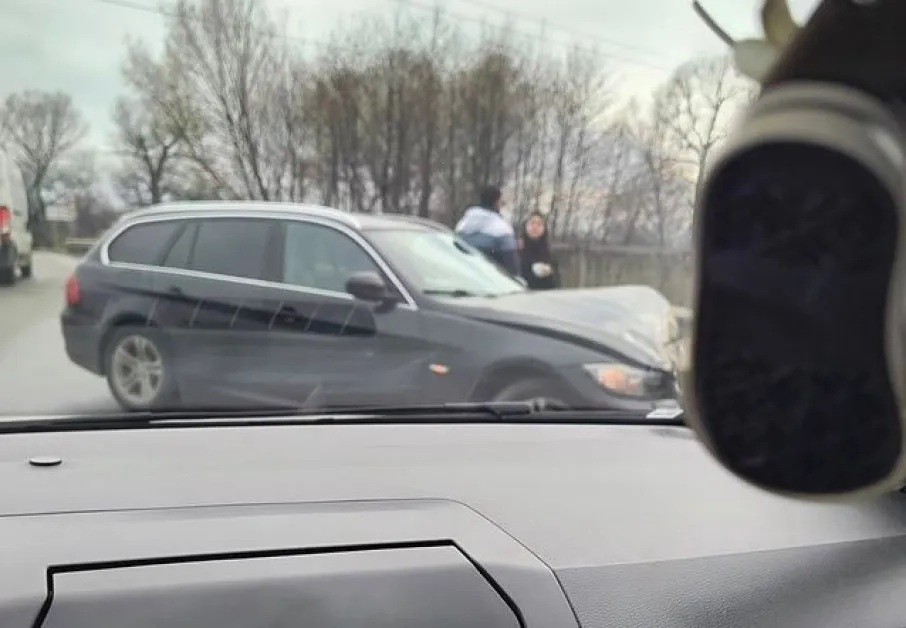 БМВ се заби в мантинела на мост СНИМКИ