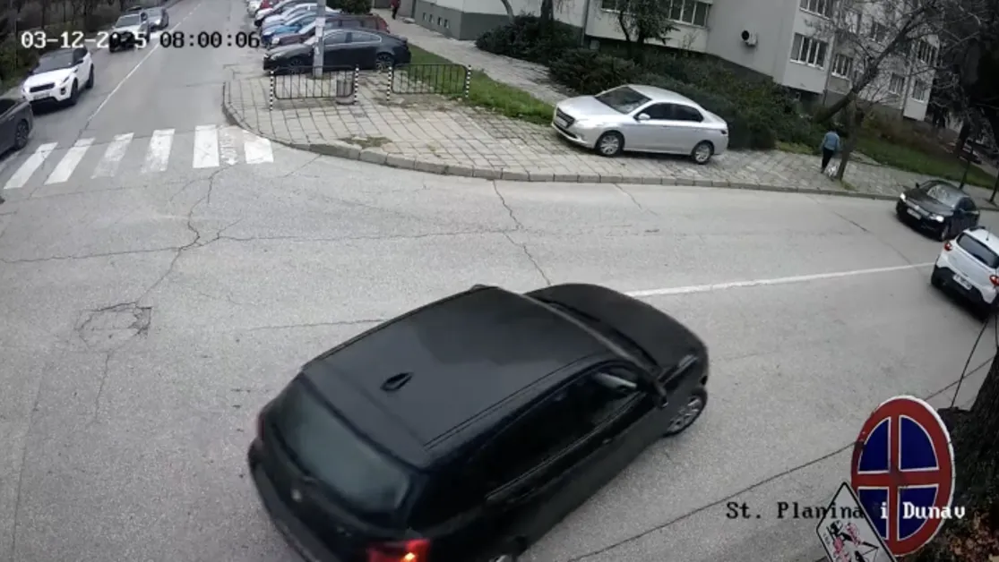 Кола подкара на тротоар в Хасково ВИДЕО