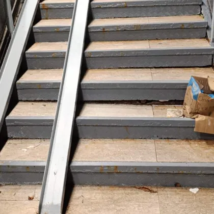 Жителка на София алармира за опасно състояние на стълбище пред