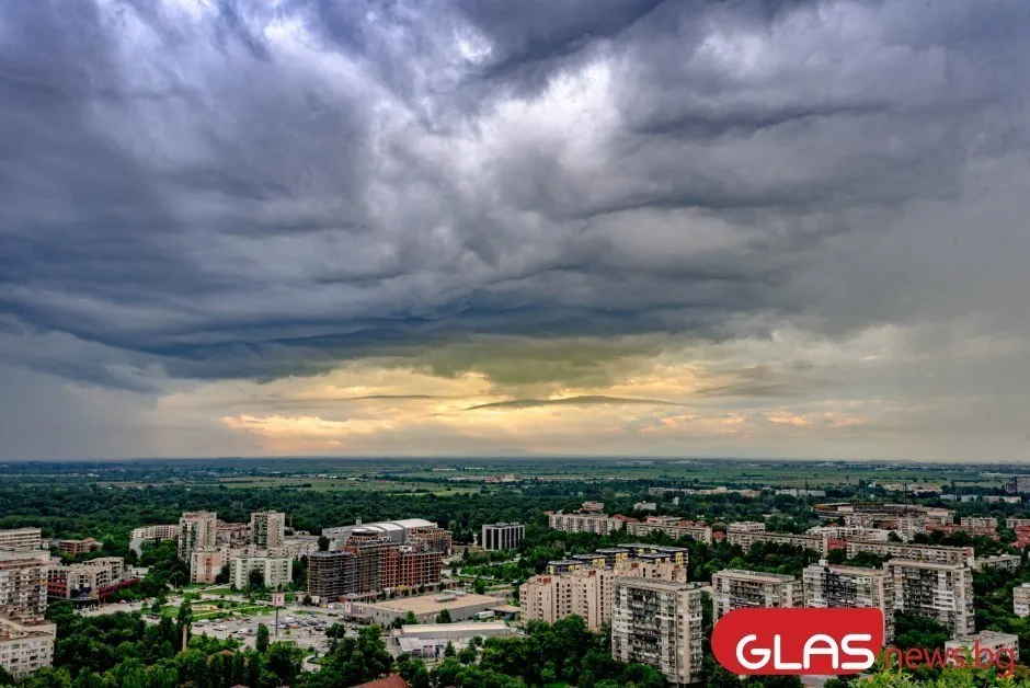 Облаци, мъгли и дъжд в края на деня