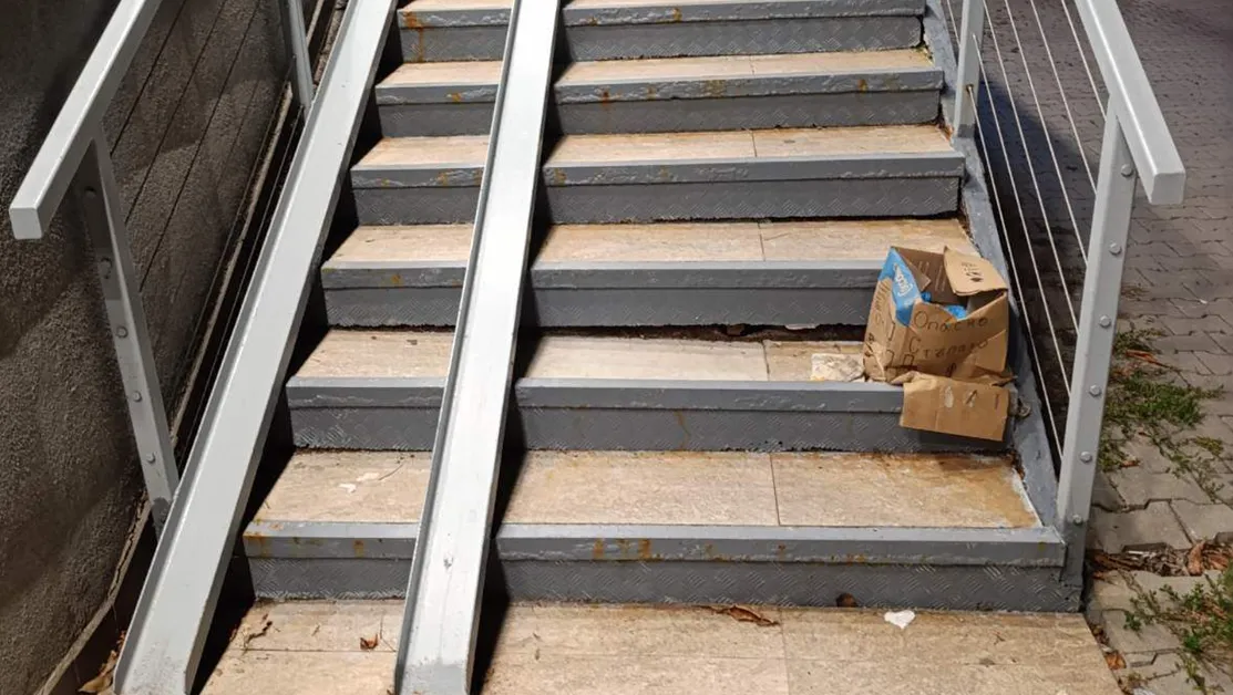 Опасно стъпало пред дрогерия прати жена в "Пирогов" СНИМКА