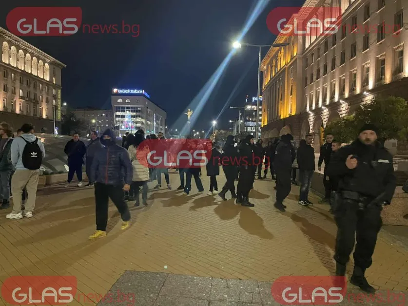 Продължава протестът пред властта в София, в Русе обаче се събраха повече хора СНИМКИ и ВИДЕО