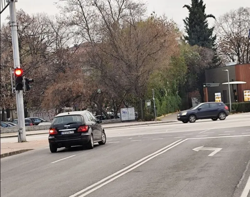 Шофьорка блесна с маневра на възлово кръстовище в Пловдив СНИМКА
