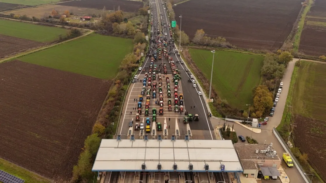 10 км е опашката от тирове, чакащи да влязат в Гърция през блокирания преход „Кулата" – „Промахон"