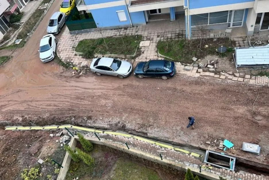 Кал, дупки и липсващ асфалт - столичани в недоумение кога ще има "нормална" настилка СНИМКА