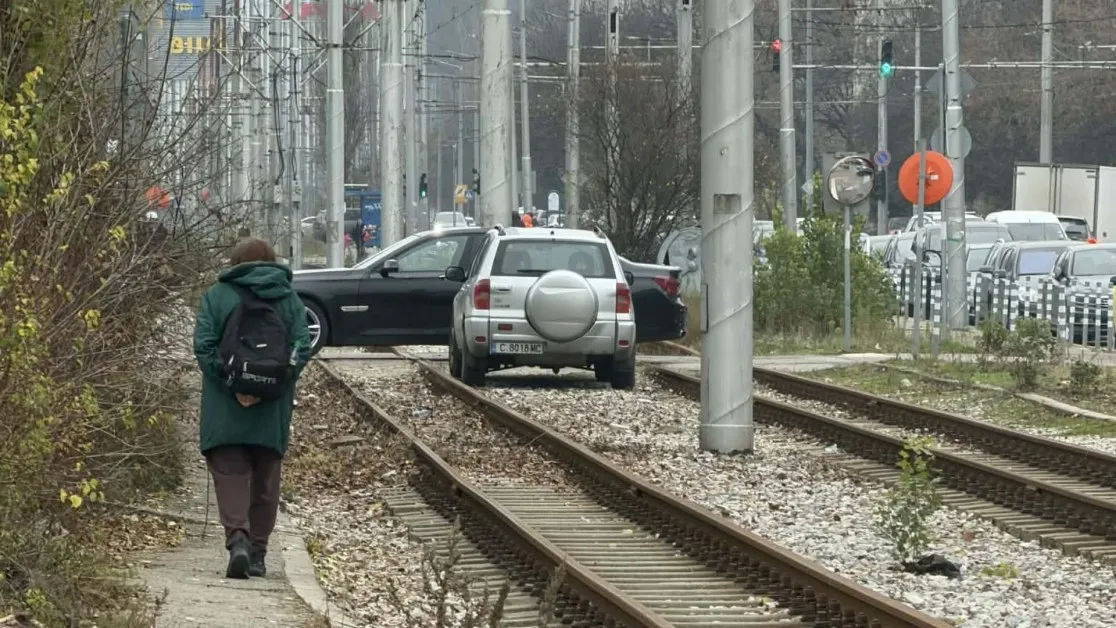 Кола отново блесна като трамвай, друга реши да запречи пътя СНИМКИ