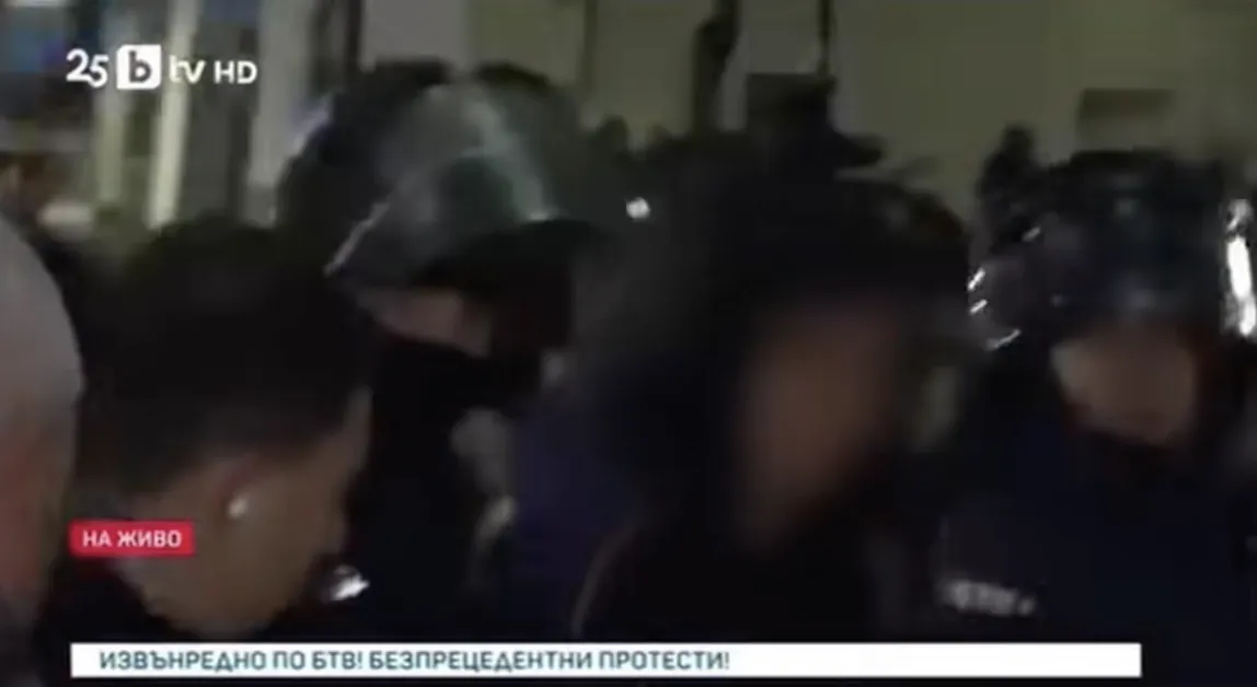 Майка твърди, че синът й - задържан при протестите в София, е бил бит в районното