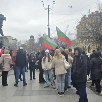Привърженици на Величие протестират в този момент пред сградата на