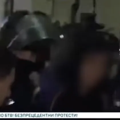 Майка твърди, че синът й - задържан при протестите в София, е бил бит в районното