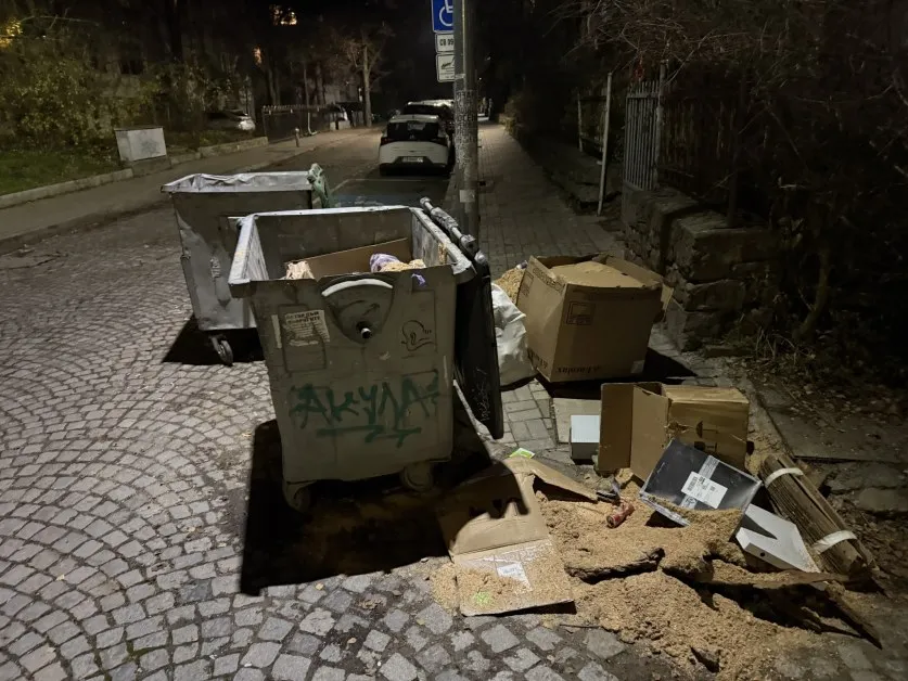 Необичайна ситуация в София: Вместо да събират, разхвърлят боклука СНИМКИ