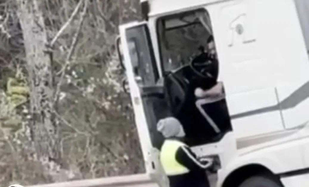 Служители на Автомобилна администрация - Кюстендил заснети да прибират нещо от шофьори ВИДЕО