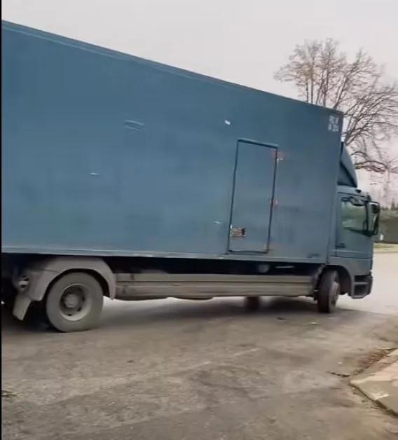 Водач с камион с "майсторско" спиране за кафе, гражданин настоява за мерки СНИМКИ