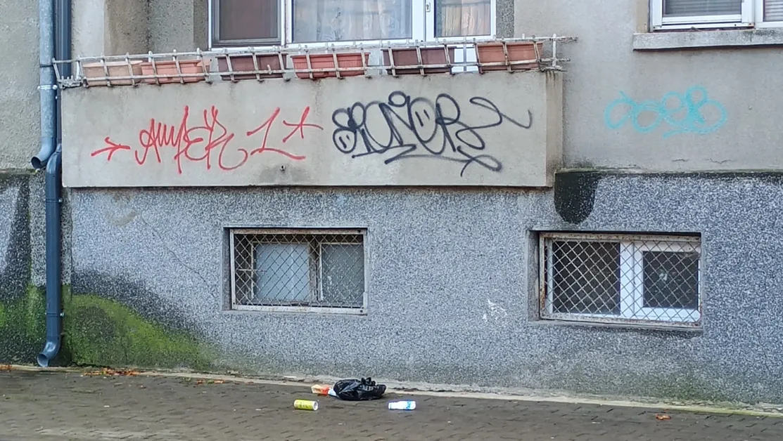 Грозно! Мъж изхвърли боклука си директно през балкона