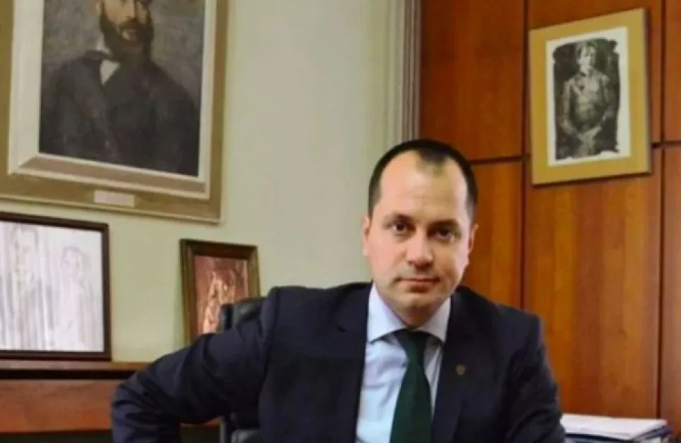 Кмет ще съди протестиращи: Викали пред дома му, синът му се разплакал