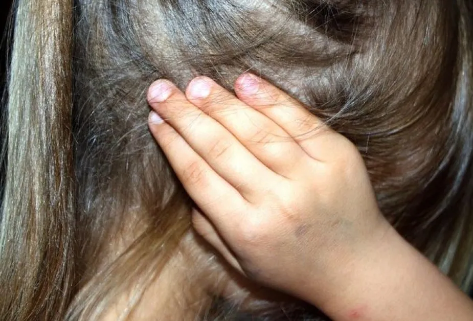 Майка би дъщеричката си с пръчка, намесиха се полицаи