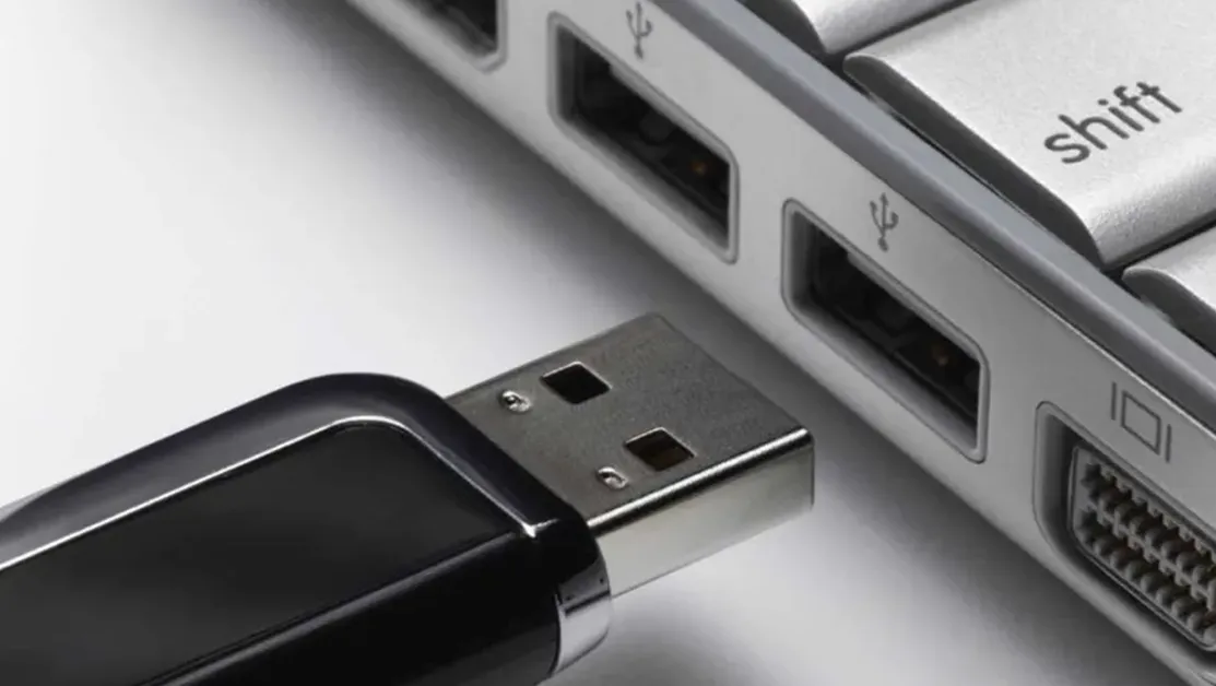 Малък жест, голямо възпитание: Момче от Пловдив върна изгубена флашка