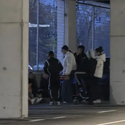 Няколко деца с тротинетки създадоха напрежение на паркинга на супермаркет в