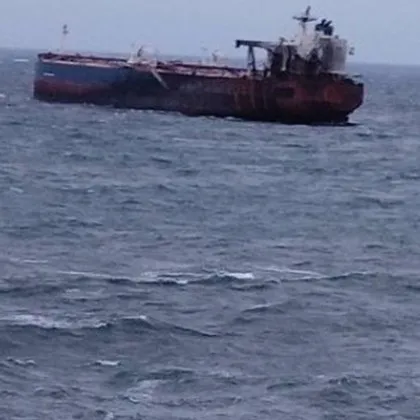 Танкер плаващ под чуждестранен флаг е заседнал край бреговете на