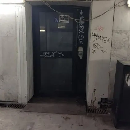 Варненци откриха ново предназначение на асансьор, превърна се в подслон