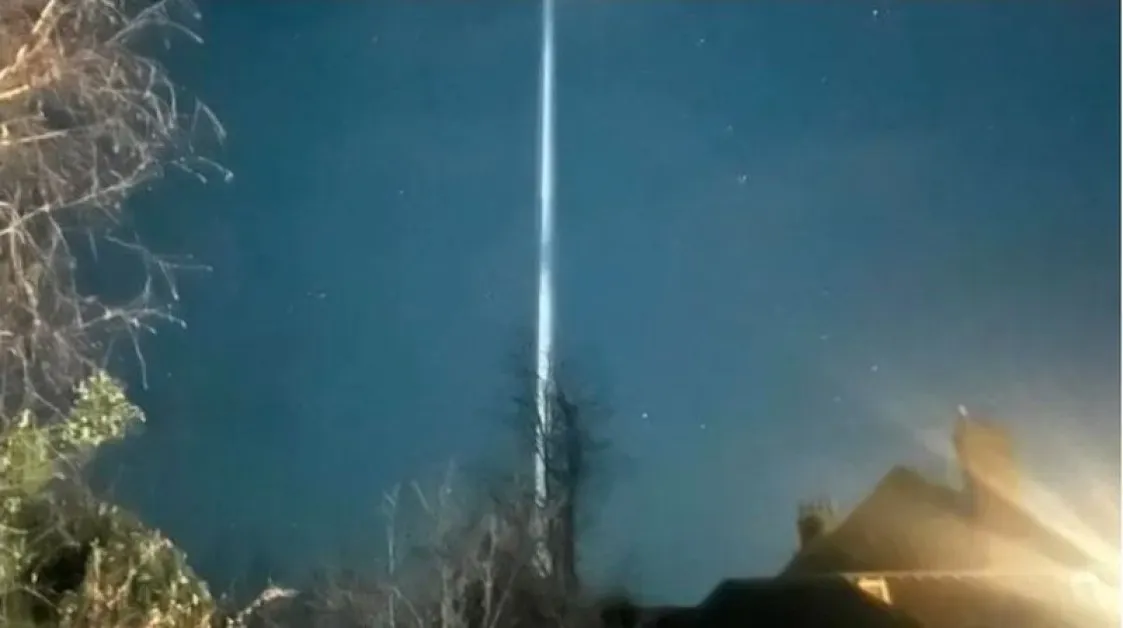 Необичайни лъчи светлина в небето: заговориха за „нов Бермудски триъгълник"