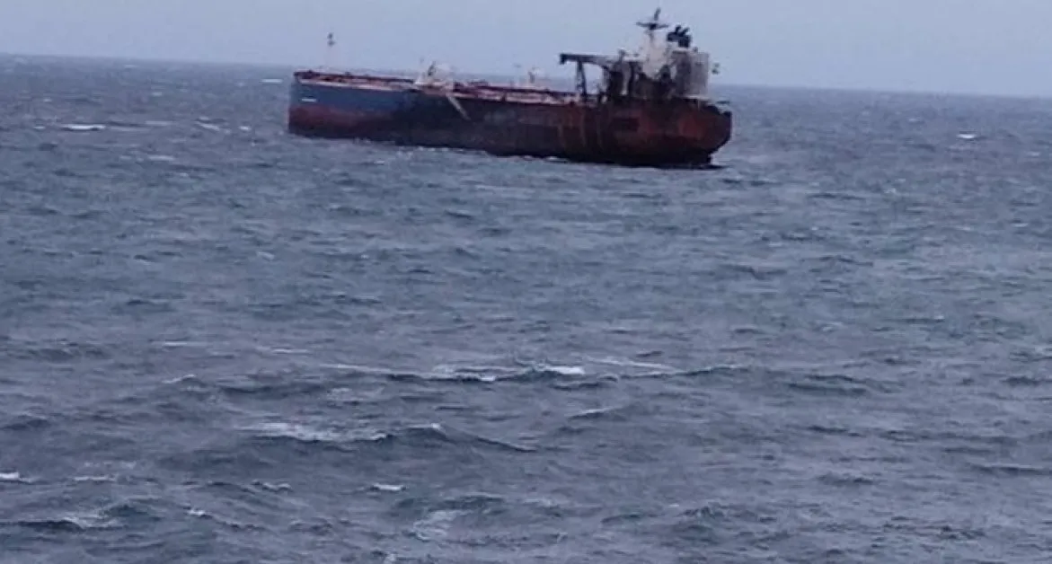 Танкер, ударен от украински дрон, е заседнал край бреговете на Ахтопол