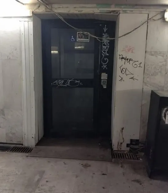 Варненци откриха ново предназначение на асансьор, превърна се в подслон