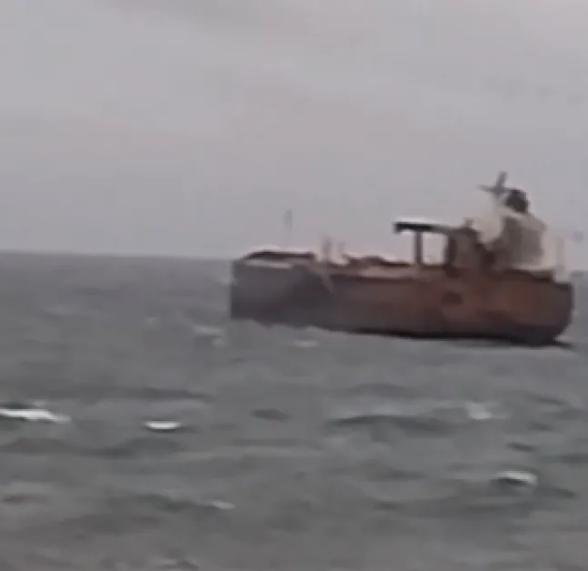 Бурното море не позволява извършването на спасителната операция на заседналия танкер