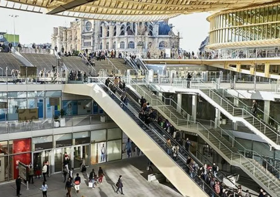 Четирима мъже изнасилиха тийнейджърка в търговски център