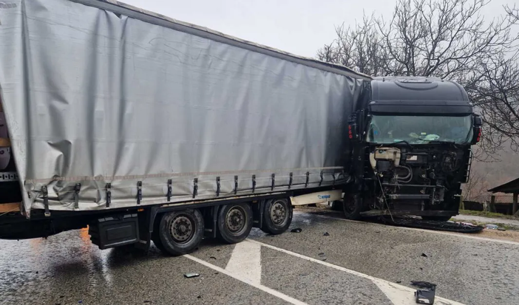 Камион блокира прохода Хаинбоаз