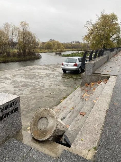 Кола "цъфна" на кей, намиращ се на метри от Марица
