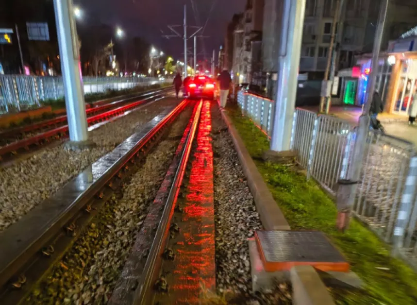 Кола заседна на релси в София СНИМКА