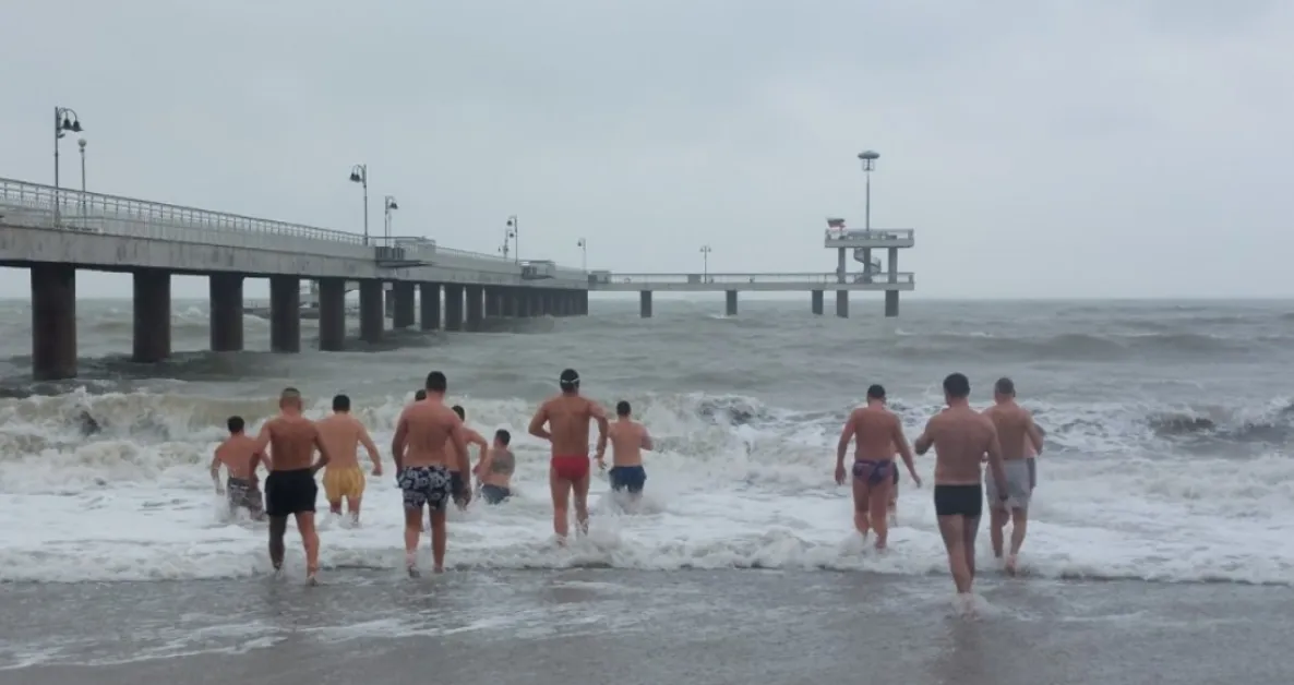 Любители на плуването се гмурнаха в студените води в Бургас