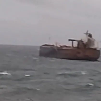 Бурното море не позволява извършването на спасителната операция на заседналия танкер